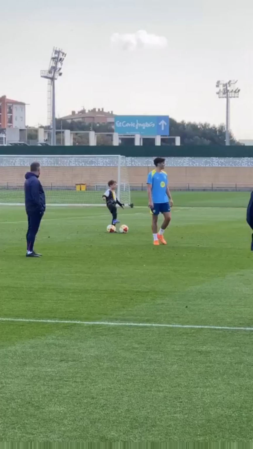 Liam, Wojciech Szczesny's son, joined the team's training session today, under the watchful eye of Hansi Flick!