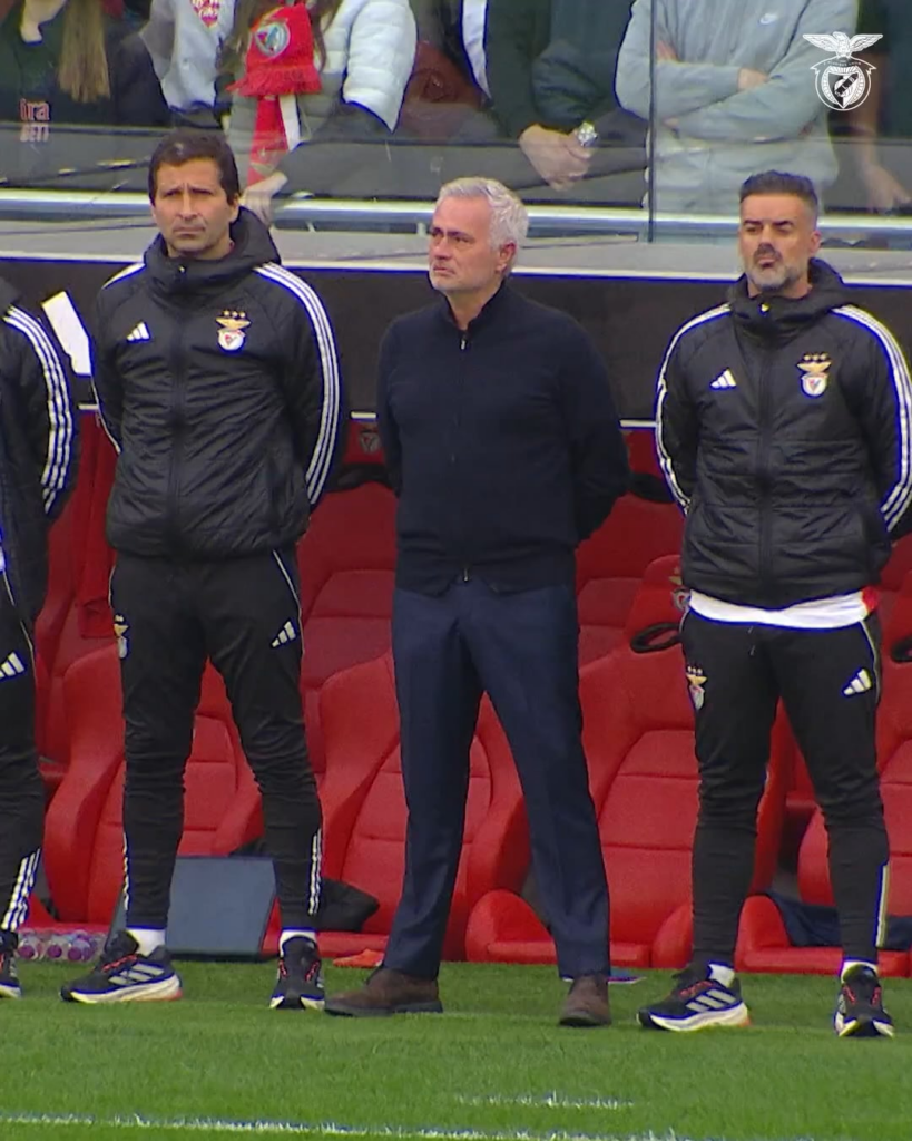 Mourinho não conteve a emoção no minuto de silêncio por Silvino