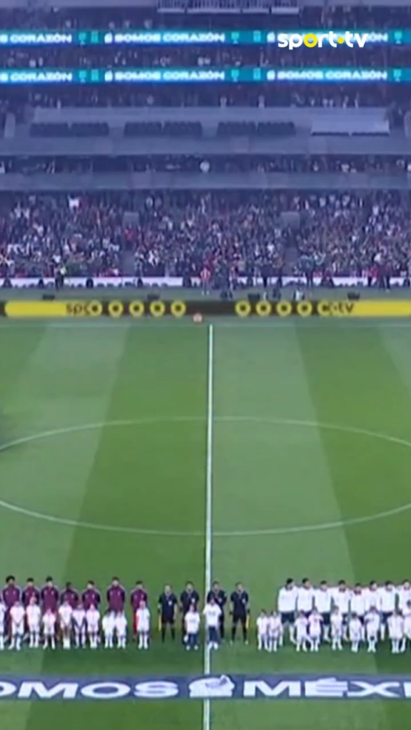 André Pinheiro (?) e Luís Franco-Bastos gozam com o hino mexicano