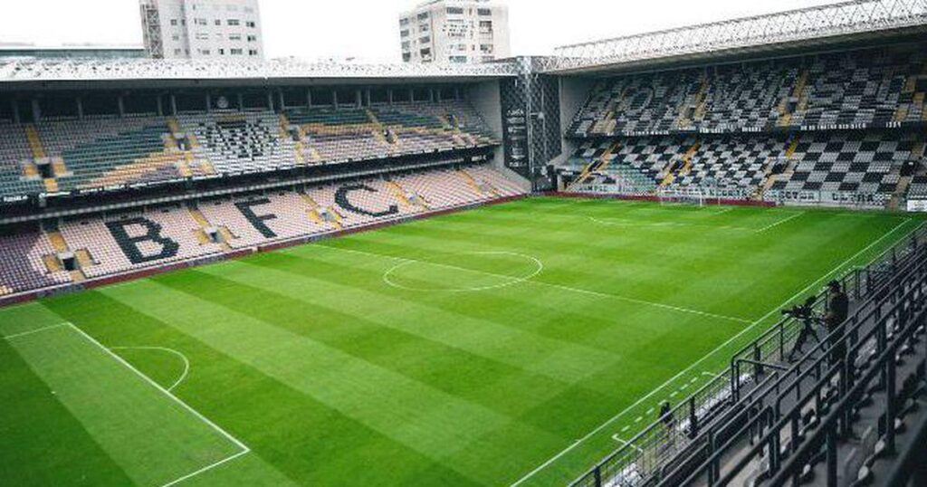 Bombardeamento do lapidar do património até agora totalmente desconhecido.