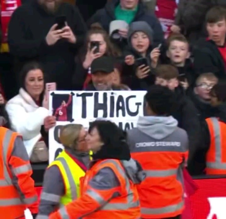 Klopp holding up a ‘Thiago, can I have a selfie please’ sign at the Liverpool legends game today… 😂😂😂