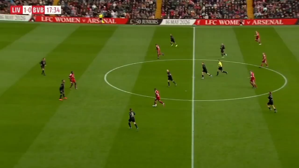 Gerrard and Thiago combining beautifully in the Liverpool v Dortmund Legends match