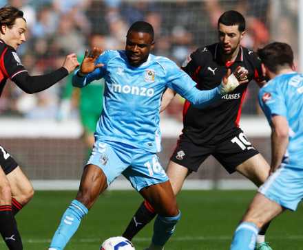Coventry City's Frank Onyeka in action with Southampton's Caspar Jander and Finn Azaz 