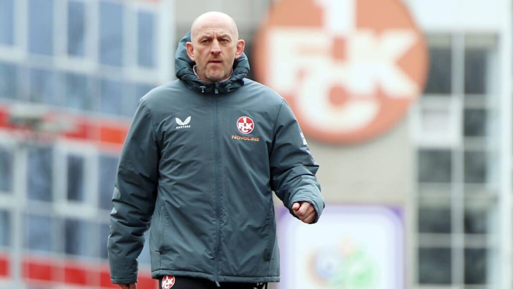 Lieberknecht faltet FCK-Spion zusammen: "Gestern kam ein Mitarbeiter auf mich zu, der Infos aus dem innersten Zirkel des KSC hatte, die uns vielleicht helfen könnten. Da habe ich ihn erstmal zusammengefaltet, weil ich das hochgradig asozial gegenüber meinem Kollegen Christian Eichner finde."