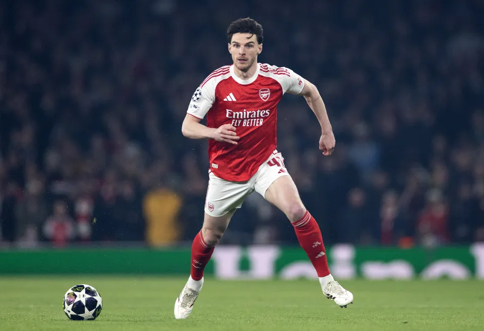 Declan Rice of Arsenal runs with the ball during the UEFA Champions League 2025/26 Round of 16 Second Leg match between Arsenal FC and Bayer 04 Leverkusen