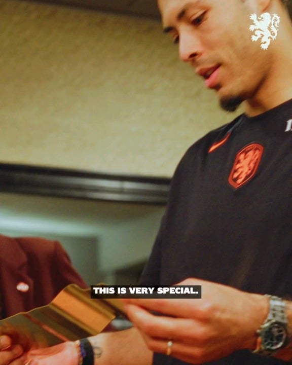 ALL-TIME most capped captain for the Netherlands national team: Virgil van Dijk. Receiving his award & gift.