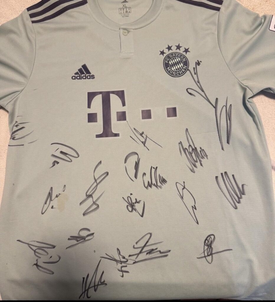 Servus könnte mir jemand helfen diese Unterschriften zu erkennen, Müller und Lewandowski sind drauf und es handelt sich um den Kader 18/19