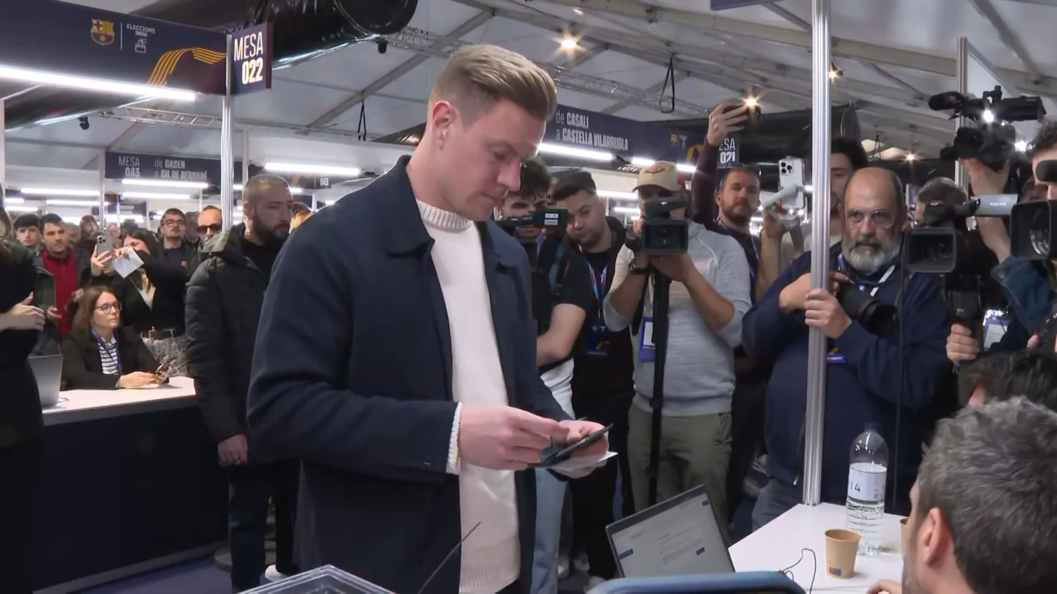 Ter Stegen arrived to vote in the Barca elections but he had some problems with documents and left