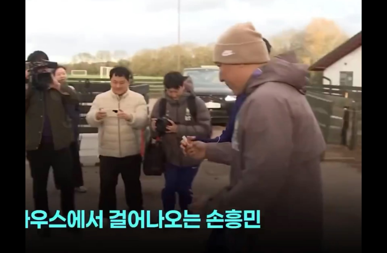 Sonny is back in the UK and took some photos with fans after training. South Korea plays the Ivory Coast this Saturday at Stadium MK
