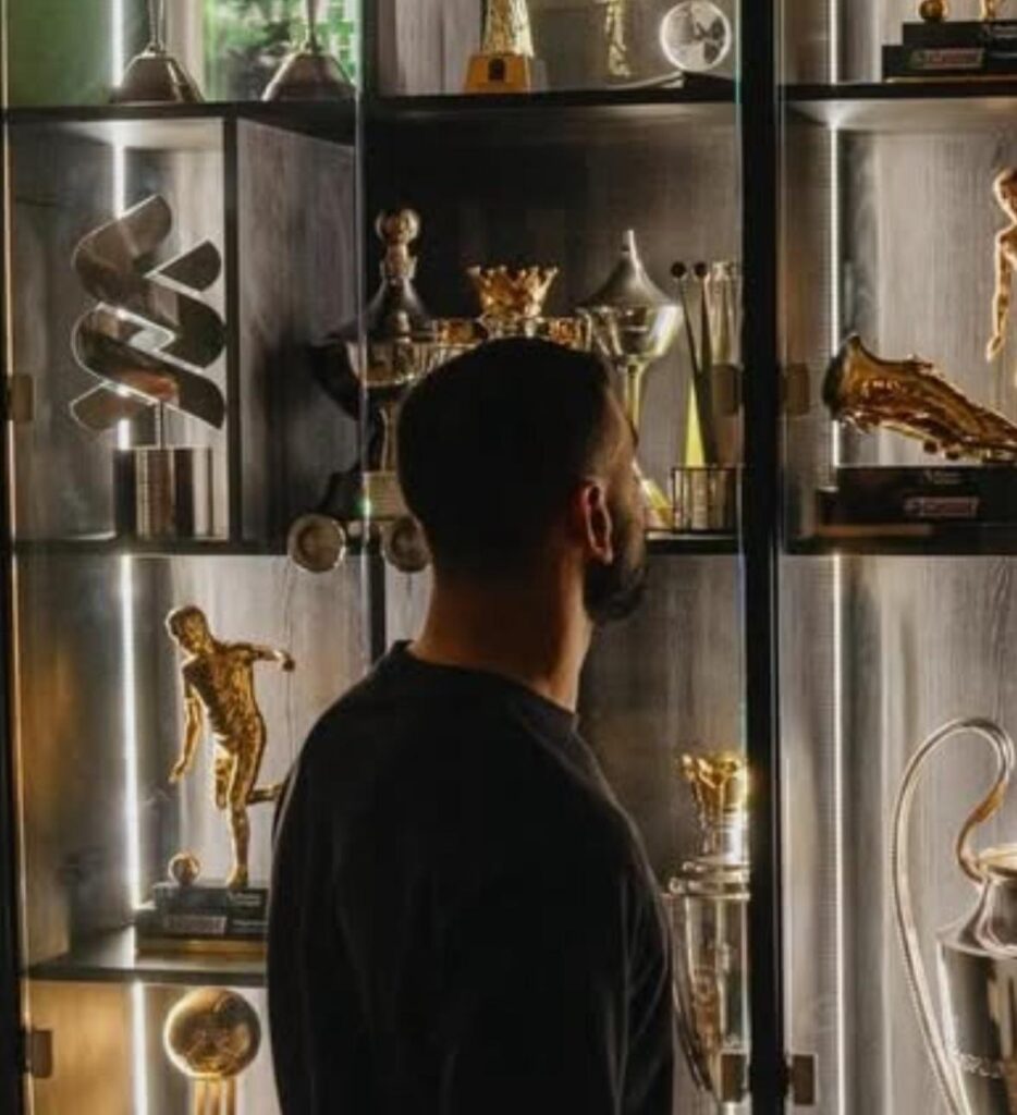 Anyone notice the crown of the PL trophy on top of salah’s head?