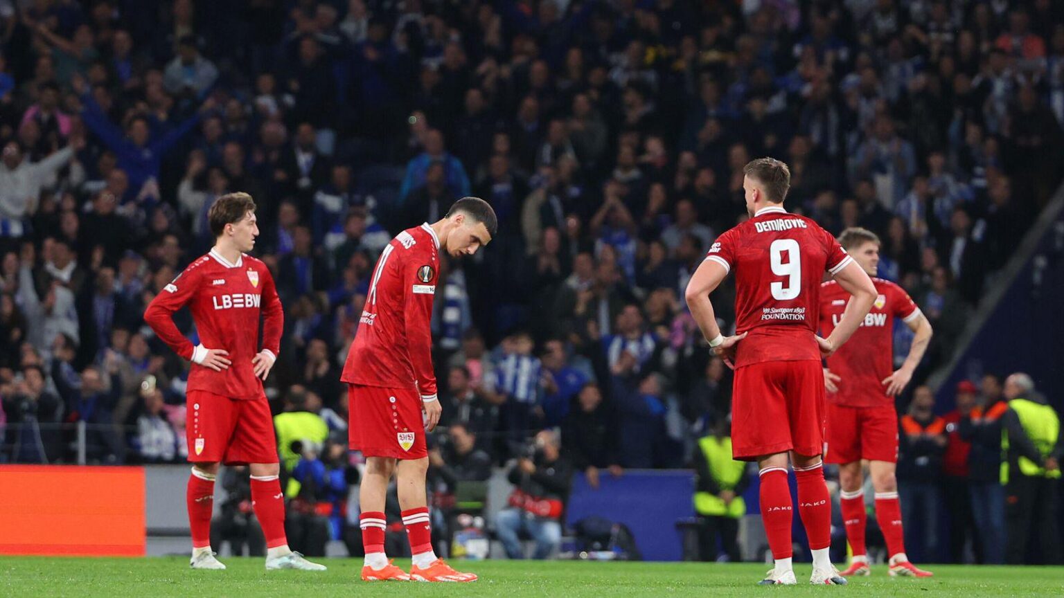 Bundesliga mit schlechten Chancen auf fünften Champions-League-Platz: Während mit dem Ausscheiden von Stuttgart und Leverkusen sich die Anzahl der deutschen Vertreter auf drei reduzierte, schafften alle sechs spanische Mannschaften den Einzug in die die nächste Runde.