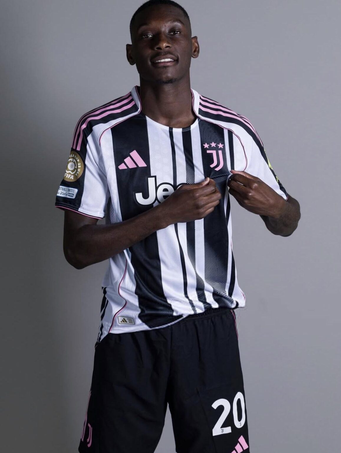 Kolo Muani has rejected every club that has approached him. Even those who offered higher money. It is clear that he only wants Juventus. In the summer he will return to PSG and then will the clubs will negotiate a transfer: (Fabrizio Romano)