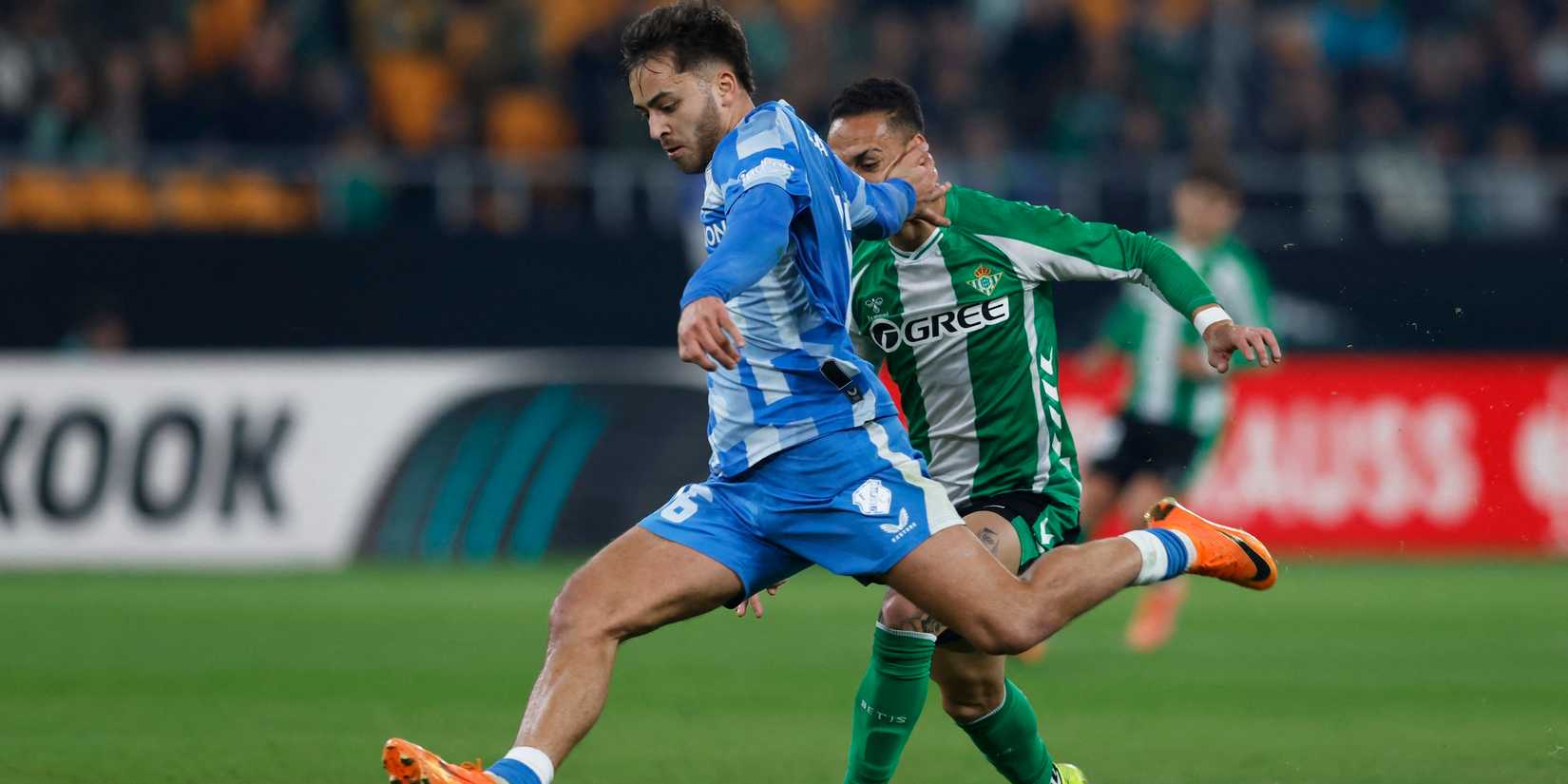  FC Utrecht's Souffian El Karouani in action with Real Betis' Antony