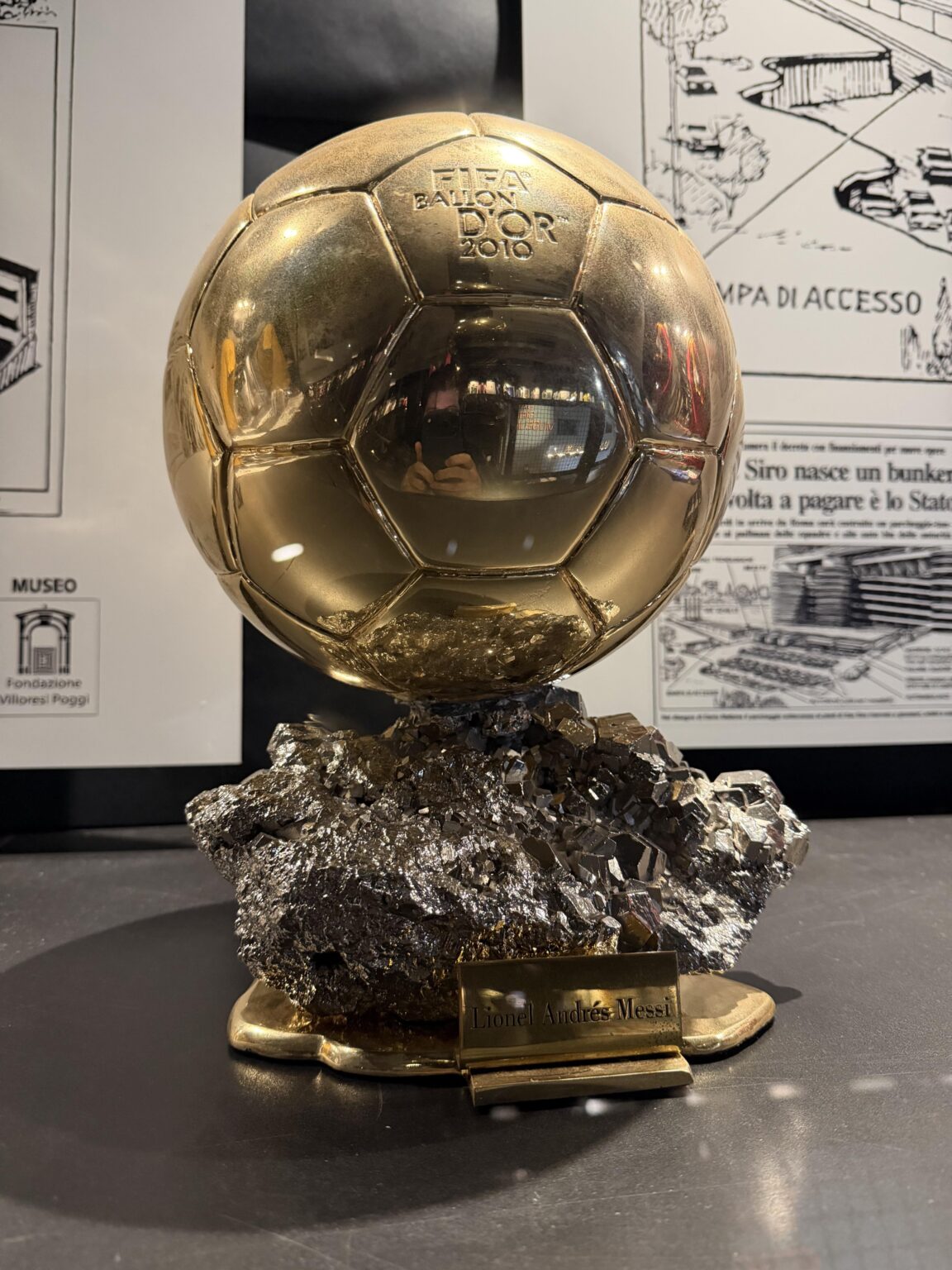 Messi’s 2nd Ballon d’Or on display in the San Siro?
