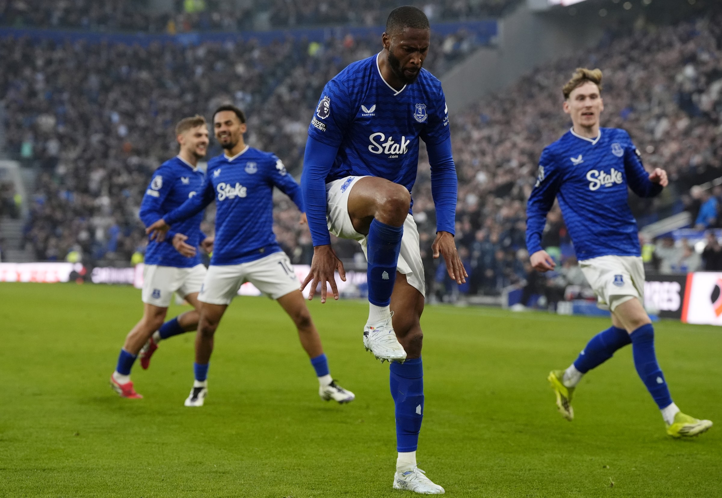 Everton’s Beto celebrates with his team mates after scoring his sides second goal. (Getty Images)