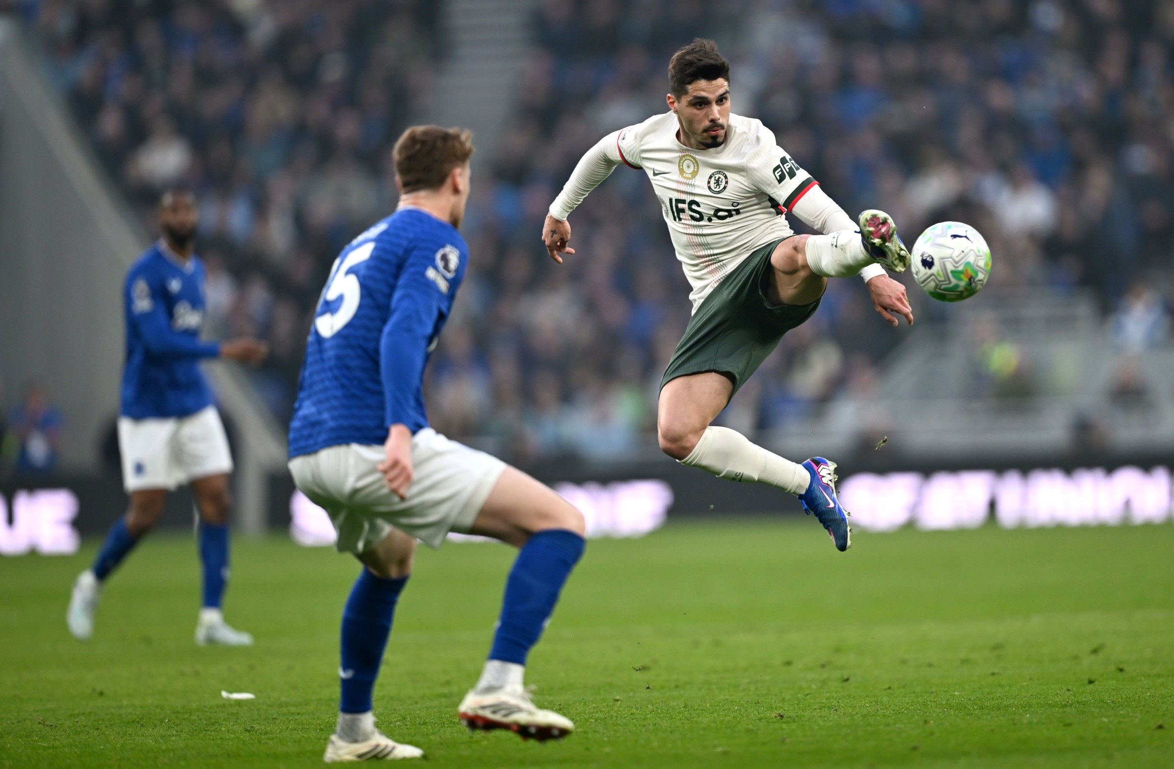 Pedro Neto of Chelsea controls the ball. (Getty Images)
