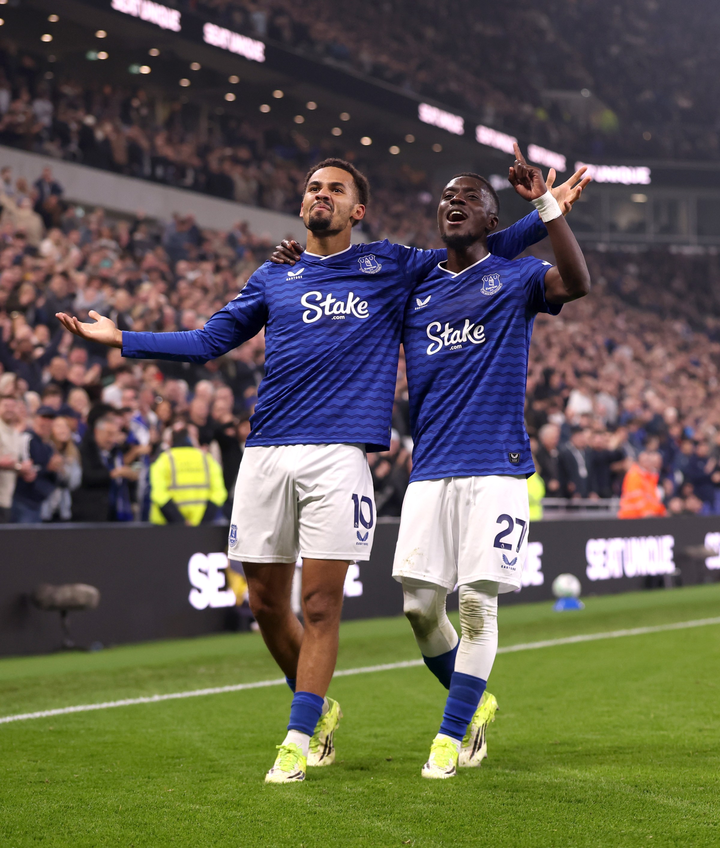 Iliman Ndiaye of Everton celebrates scoring his team’s third goal with teammate Idrissa Gueye. (Getty Images)