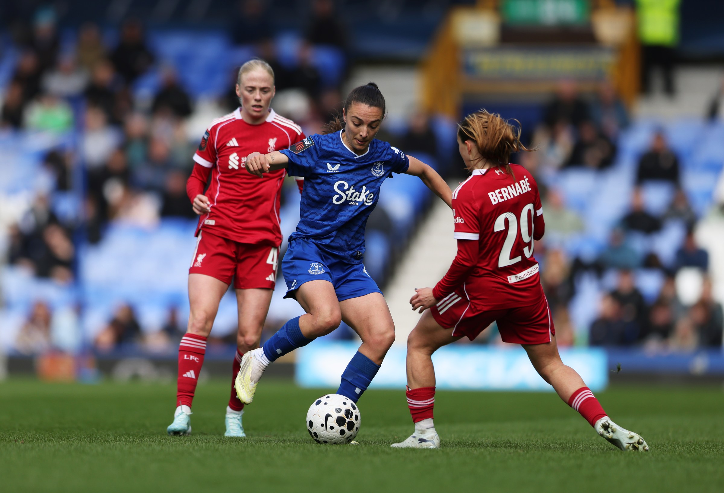 LIVERPOOL, ENGLAND - MARCH 28: Inma Gabarro of Everton controls the ball under pressure from Alejandra Bernabe and Grace Fisk of Liverpool during the Barclays Women’s Super League match between Everton and Liverpool at Goodison Park on March 28, 2026 in Liverpool, England. (Photo by Annabel Lee-Ellis - WSL/WSL Football via Getty Images)