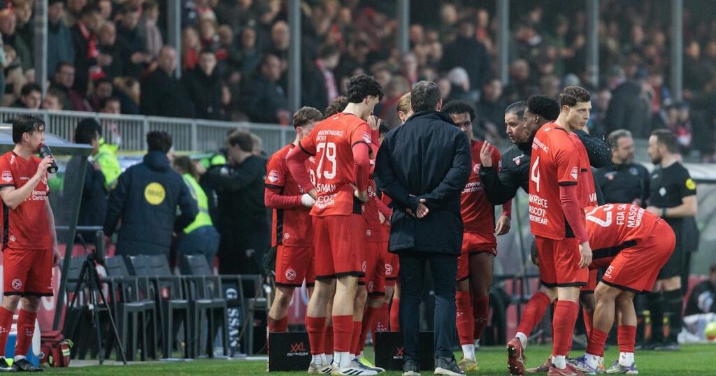 ADO Den Haag glijdt uit in promotiestrijd, duel met Almere City lag halfuur stil door medisch noodgeval (1-0)