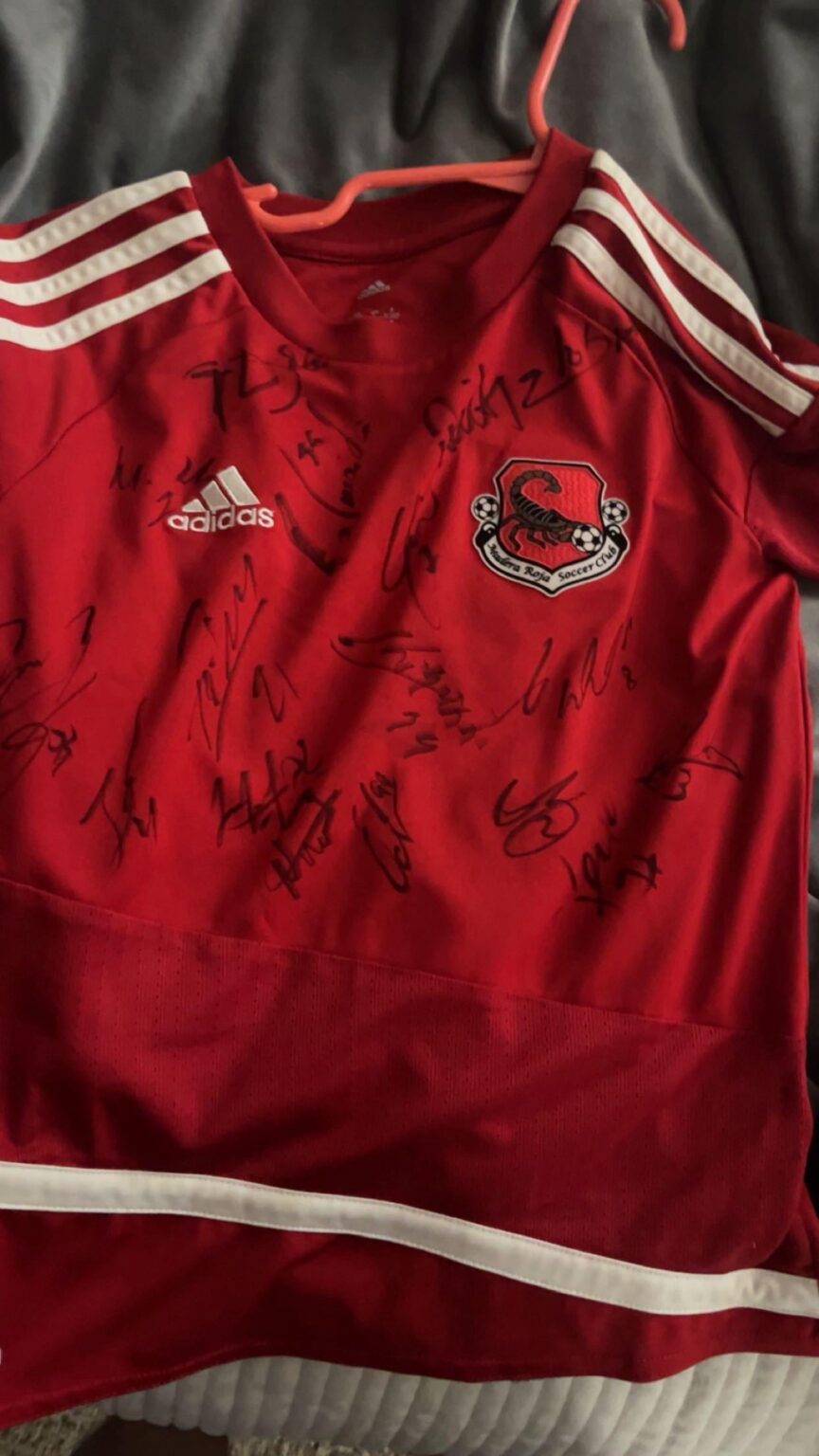 Help me identify signatures by Benfica players