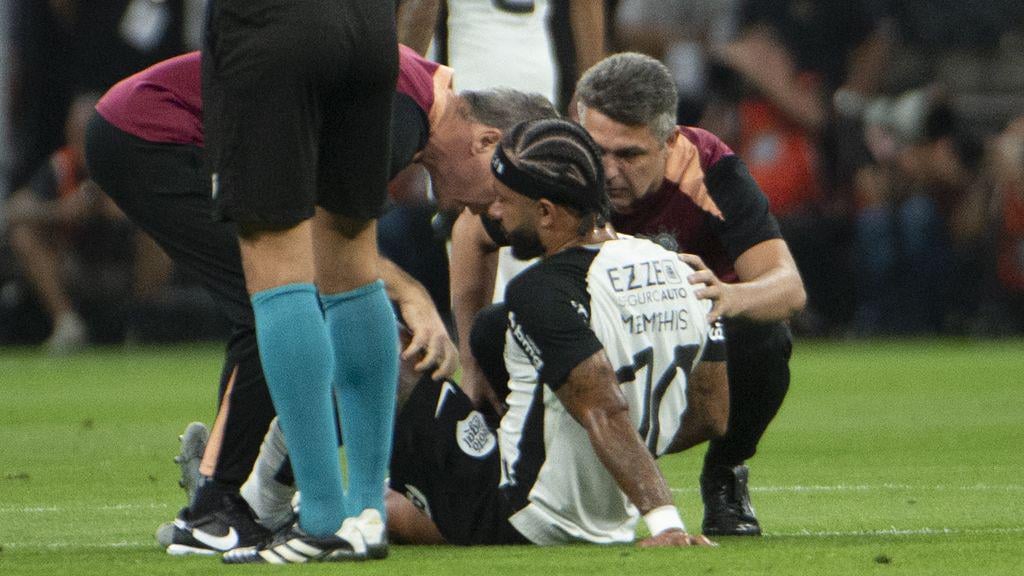 Depay valt geblesseerd uit in Brazilië, communiceert nog tijdens duel met Oranje-staf