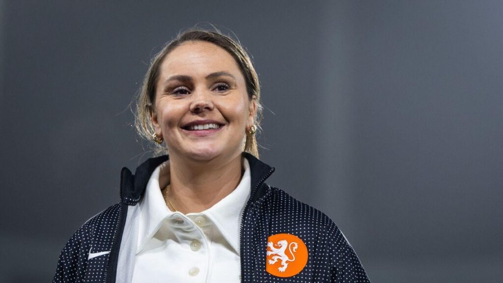 Vrouwenvoetbal kijkt vooruit naar 2040: "Het blijft een treurig veldje waar we op spelen"