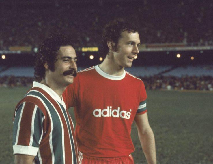Beckenbauer taking a photo with Rivellino before a friendly match in Brazil against Fluminense