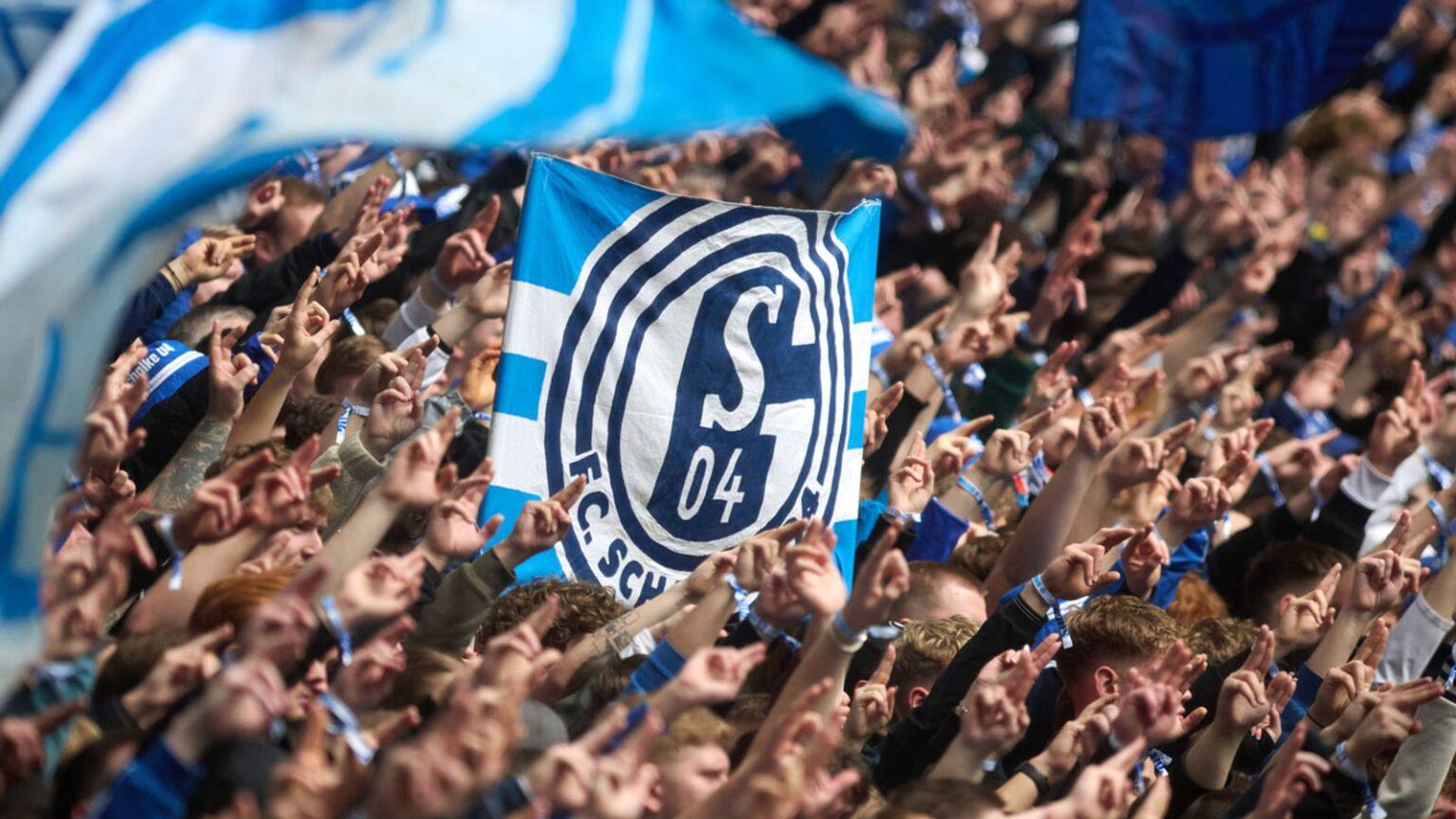 Sky Sport Torlautstärke-Rangliste: Schalker Nordkurve liegt im Moment mit 130 Dezibel vorne, dahinter folgen die Dortmunder Südtribüne (110 dB) und die Münchener Südkurve (108 dB).