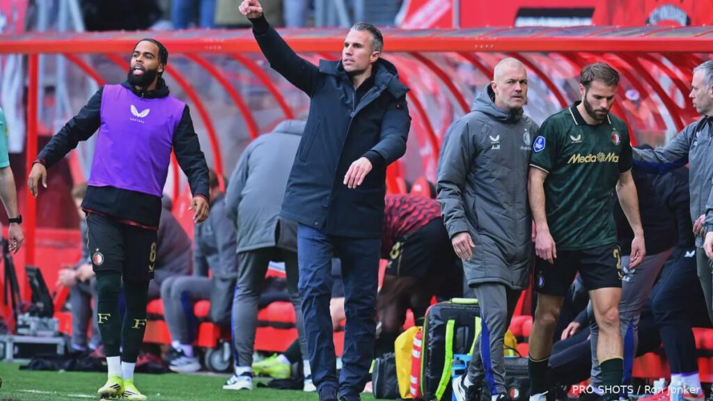 ''Van Persie en zijn staf René Hake en Etienne Reijnen zijn het elftal kwijt''