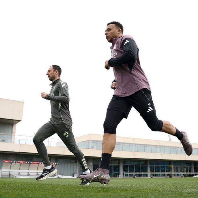 Kylian Mbappe is back training on the pitch. He is training alone as he is not 100% fit.