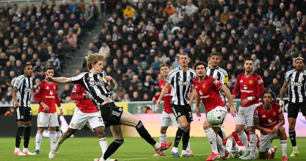 Newcastle vs Manchester United live updates: Anthony Gordon misses from close range for 10-man hosts