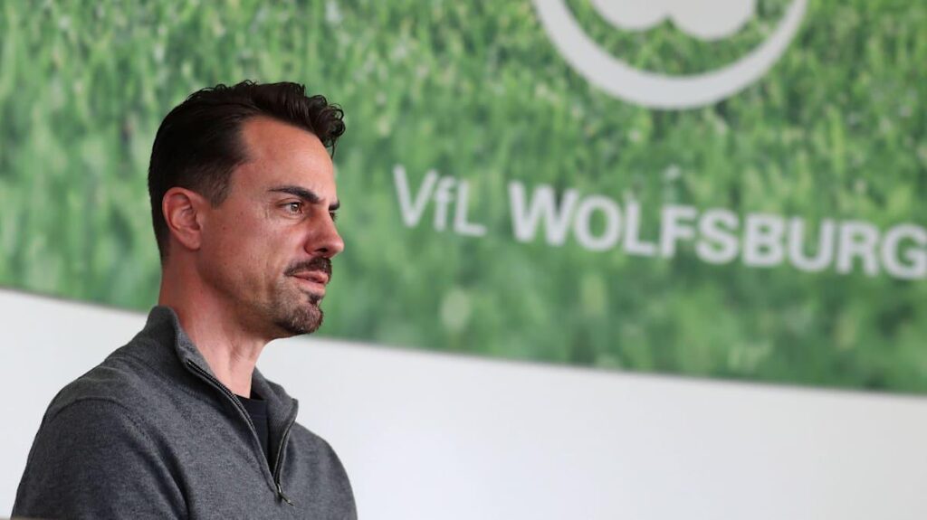 VfL-AR Benaglio: "Wir gegen den Rest der Welt, so müssen wir es angehen. Wenn wir die Fans zurückgewinnen, weil sie sehen, dass wir es verstanden haben, dann kann das diese Mentalität werden. Es gibt Stimmen, die uns nicht in der Bundesliga sehen wollen. Umso schöner, wenn wir es trotzdem schaffen."