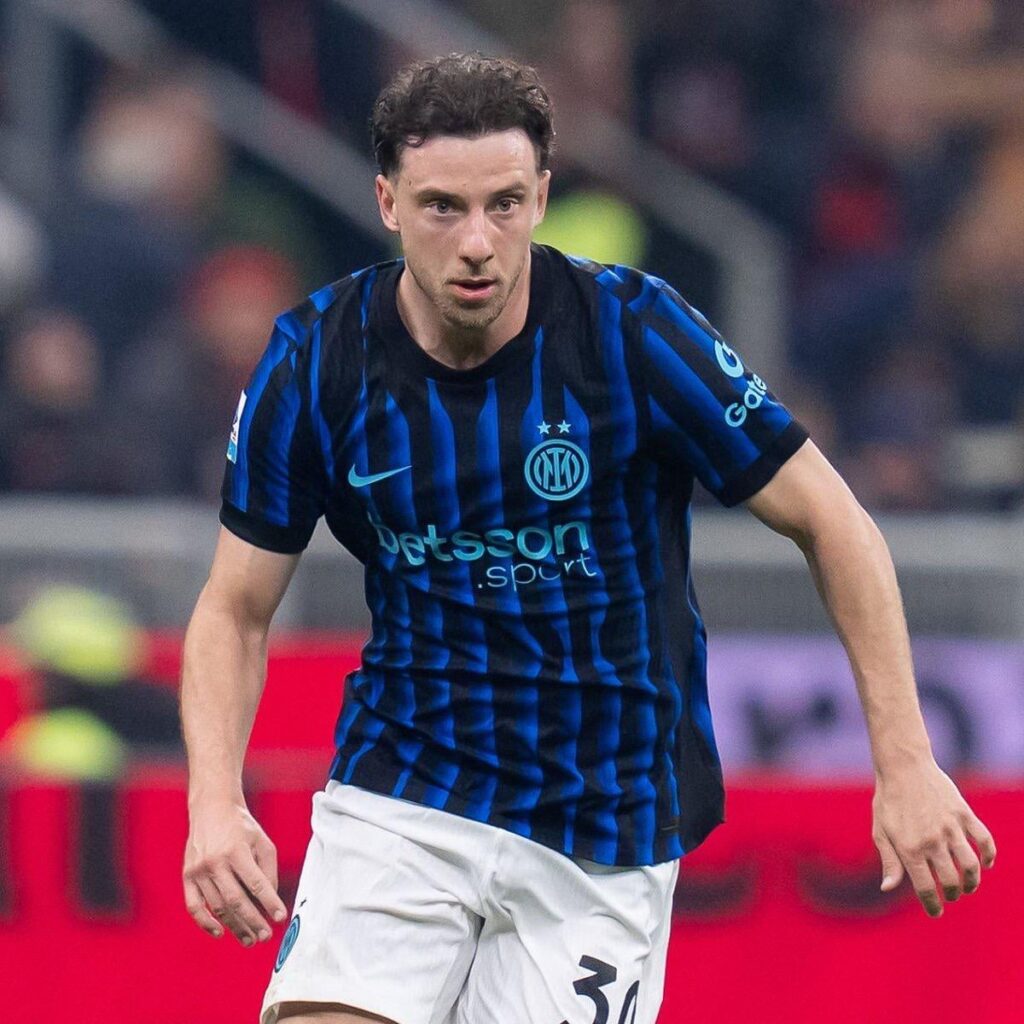 [GuarroPas] 🚨 Inter has offered Carlos Augusto a new contract worth €3.2M/yr, but the fullback is asking for €4M. 

Augusto is also exploring his options to see if there is a club that will give him a starting role, something he's never had at Inter. 🇧🇷