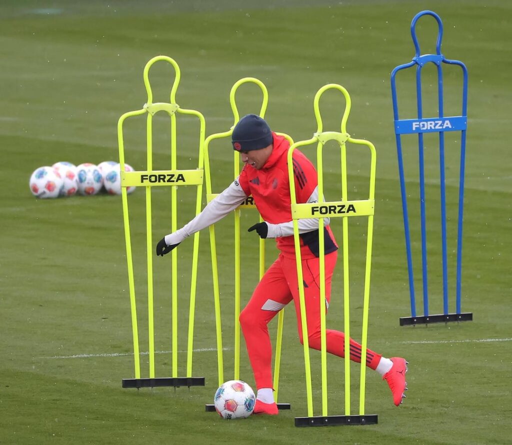 Jamal Musiala completed another individual session with the ball today, was able to practice dribbling drills and showed accuracy even when shooting at small goals. He will be reintegrated into team training. Alphonso Davies, who accompanied Musiala before the session, is very close to full fitness