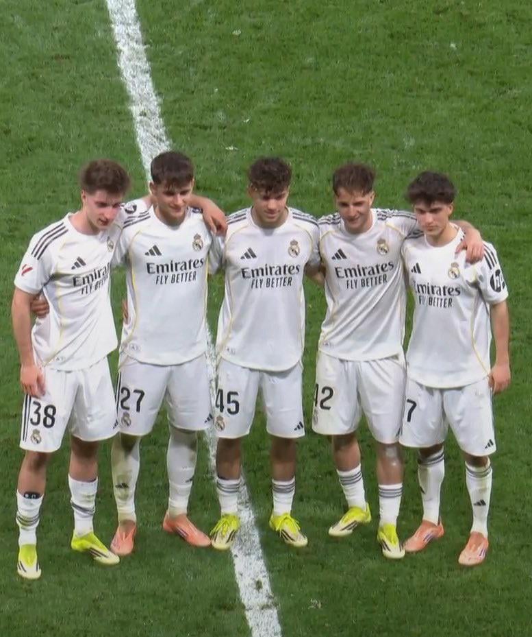 La fabrica players taking a picture together❤️ props to Arbeloa for giving these guys a chance because it’s clear to see they’re all definitely up for it and our academy does actually produce great talent.