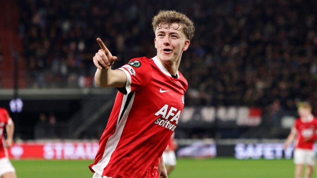 AZ-aanvoerder Mijnans is blij met strijd op drie fronten: "Dan kijken wij niet te vroeg naar de finale"