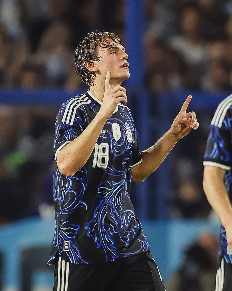 [Fabrizio Romano] Nico Paz is expected to be first signing of the summer for Real Madrid. They have €9m buy-back clause for 2026, €10m buy-back for 2027, 50% sell-on clause & matching rights. They count on Nico as part of their long term project