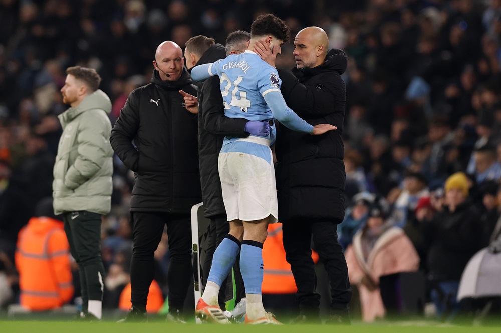 Pep Guardiola, Manager of Manchester City, speaks to Josko Gvardiol of Manchester City as he leaves the pitch after getting injured during the Premier League match between Manchester City and Chelsea at Etihad Stadium on January 04, 2026 in Manchester, England. (Photo by Carl Recine/Getty Images)