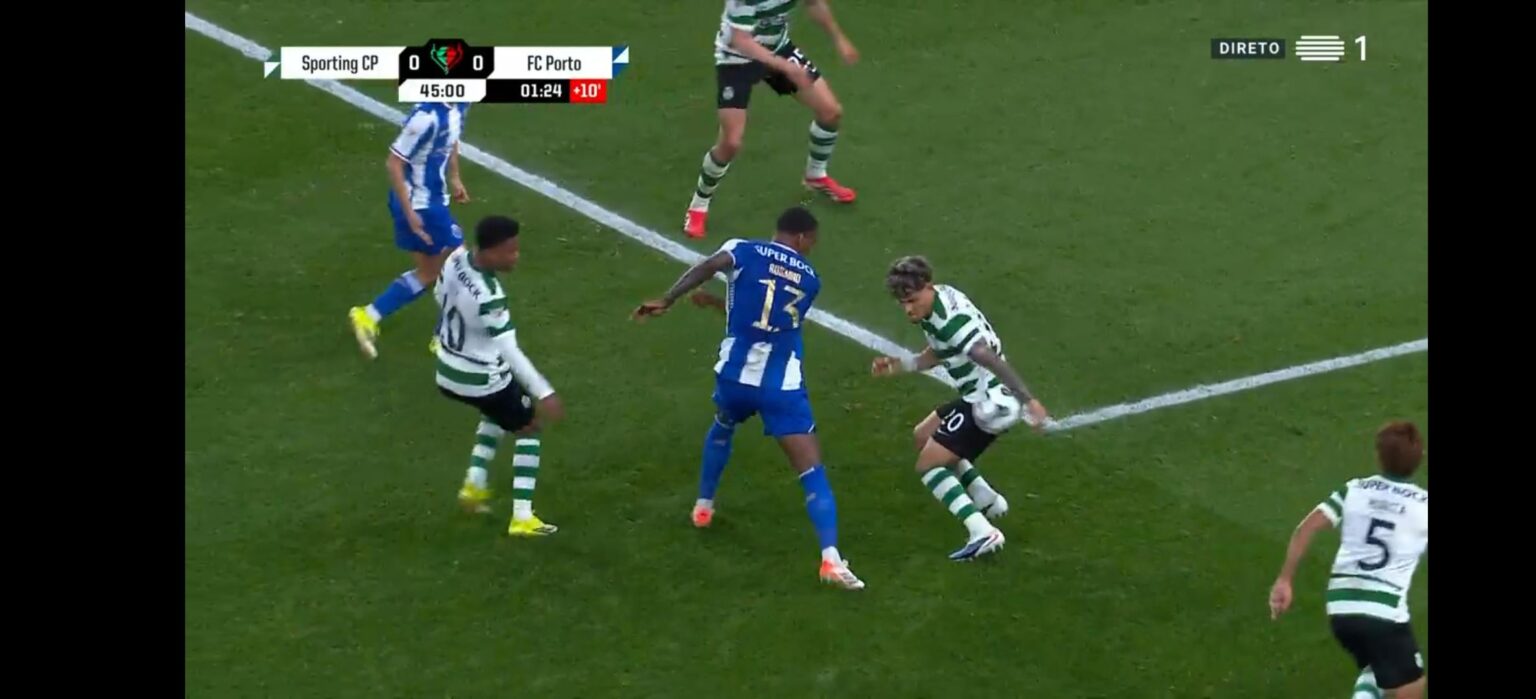 Mão de jogador do Sporting