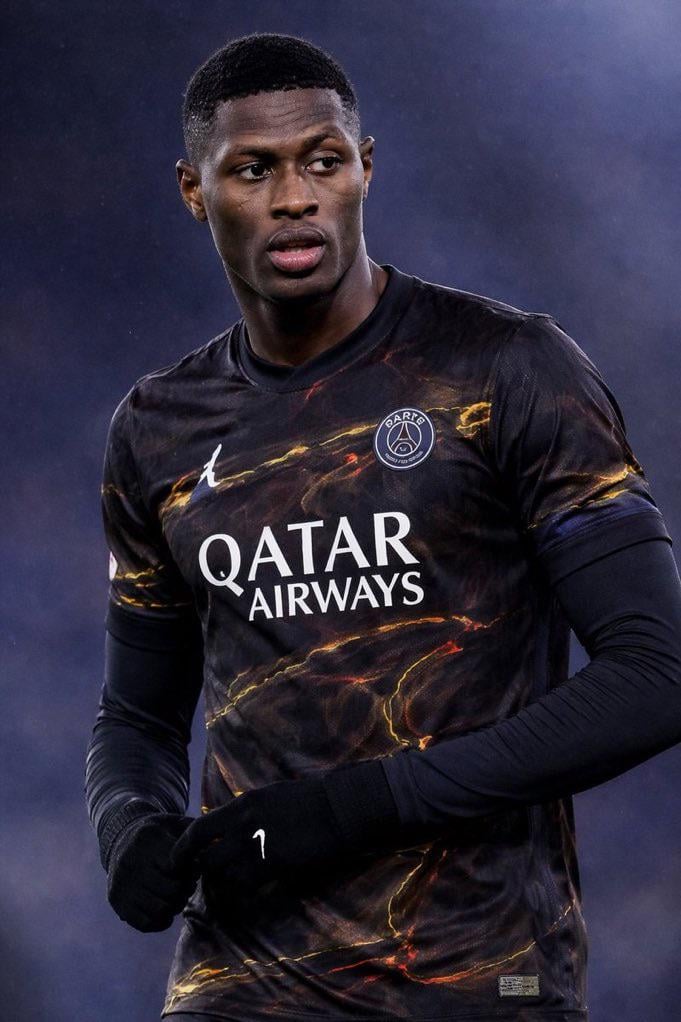 [LaSource Parisienne] Paris will debut its new jersey next week in the Champions League vs Chelsea at the Parc.