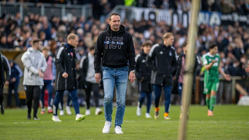 MSV-Trainer Hirsch übt scharfe Kritik an Bocholt-Fans nach Duisburger Sieg im Niederrheinpokal: "Wenn meine Frau mit Bier beschmissen wird, wenn meine Familie angegangen wird, ist die Grenze des guten Geschmacks überschritten. Meine erwachsenen Kinder weinen hier, weil die Mutter angegangen wird."