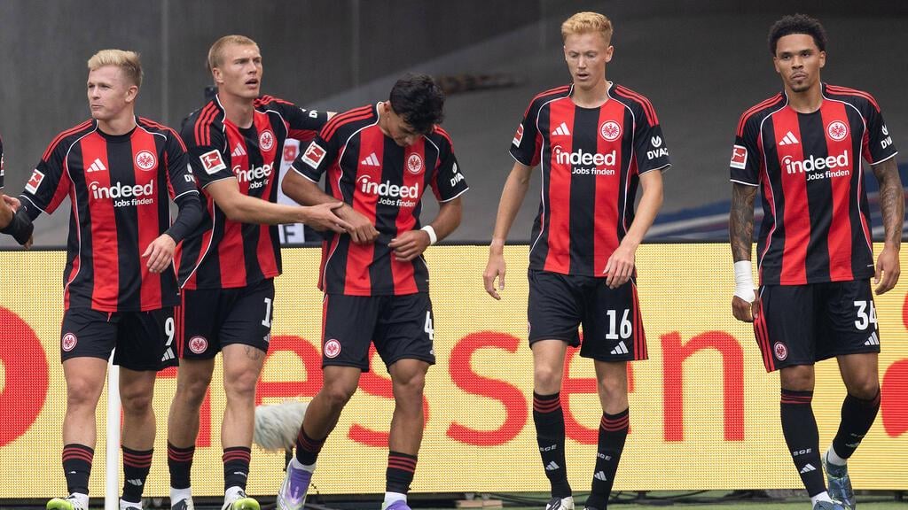 Eintracht-Spieler Hugo Larsson formuliert klaren Wechselwunsch: "Ich bin neugierig, etwas Neues auszuprobieren. Ich bin mir dessen bewusst, was hinter den Kulissen passiert. Wir werden sehen, ob es diesen Sommer etwas Konkretes gibt."