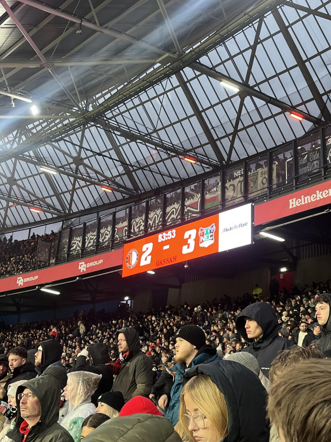 Het bezoeken van een wedstrijd van de aartsrivaal, oké of not done ?