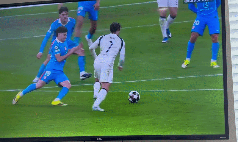 Is this type of contact not a foul anymore? Álvarez on Simons