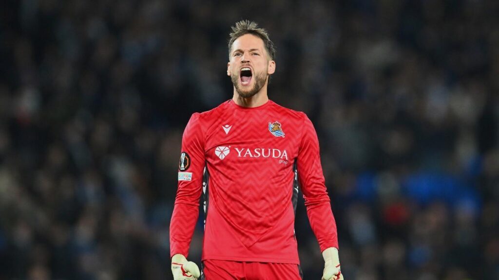 [Carlos Monfort] FC Barcelona has met the agents of Real Sociedad GK Alex Remiro. He is considered to be a great market opportunity for this summer with a year left on his contract.