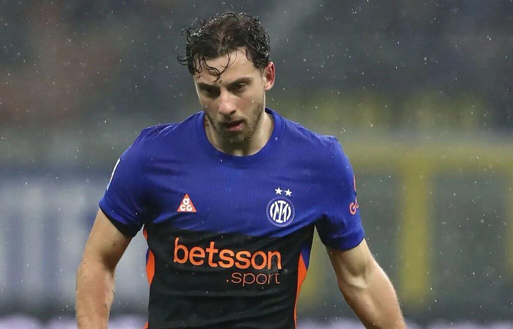 [Matteo Moretto] Regarding Carlos Augusto, there are two Italian teams, one Spanish, and Premier League clubs in the mix. Inter is in a hurry to close the renewal, the player keeps stalling because he wants to play more. He's evaluating the situation from a technical standpoint.