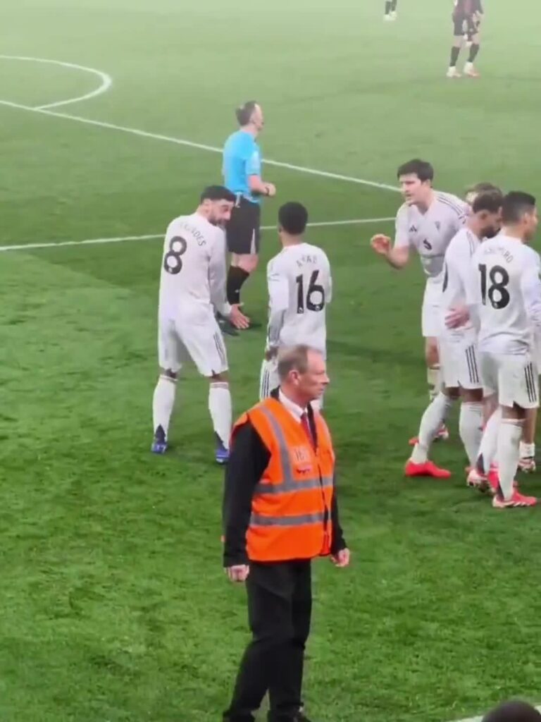 Bruno Fernandes coaching Amad right after we score our second goal.