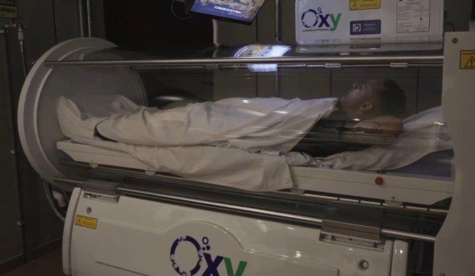 A câmara de recuperação do Neymar pra depois dos jogos,ali dentro a pessoa respira oxigênio 100% puro e com uma pressão atmosférica maior basicamente pra acelerar a recuperação.