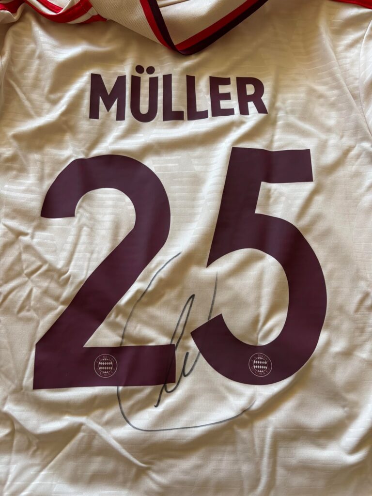 I want to share this moment with you fellow Bayern fans. I want to share this moment with you fellow Bayern fans.