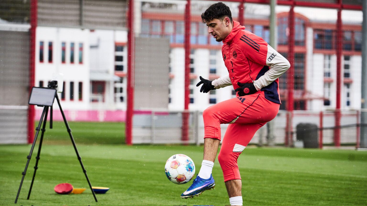 Aleksandar Pavlović has resumed individual training on the pitch today